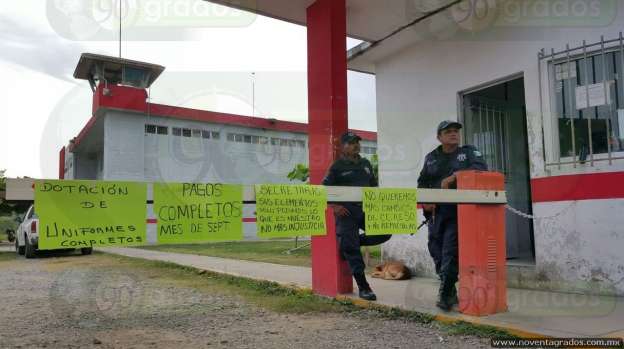 Continúa la falta de pagos a policías; se manifiestan en Lázaro Cárdenas - Foto 1 