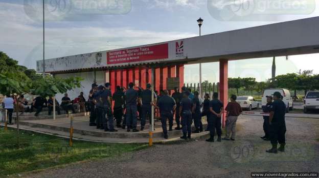 Continúa la falta de pagos a policías; se manifiestan en Lázaro Cárdenas - Foto 2 