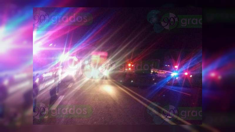 Policía recupera vehículos y reapertura carreteras en Zitácuaro - Foto 0 