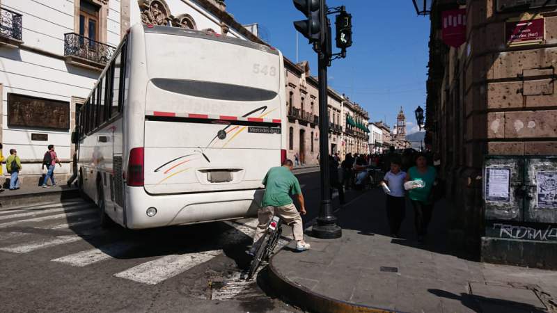 Nuevamente SUEUM bloquea vialidades en Morelia - Foto 1 