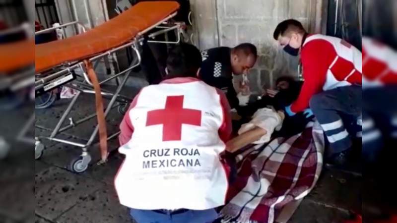 Auxilian a indigente que sufrió ataque de hipotermia en Morelia, Michoacán  