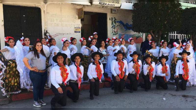 Alumnos del colegio de Bachilleres #30 participan en desfile en Maravatío - Foto 0 