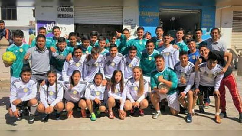 Alumnos del colegio de Bachilleres #30 participan en desfile en Maravatío - Foto 2 