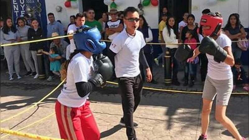 Alumnos del colegio de Bachilleres #30 participan en desfile en Maravatío - Foto 3 