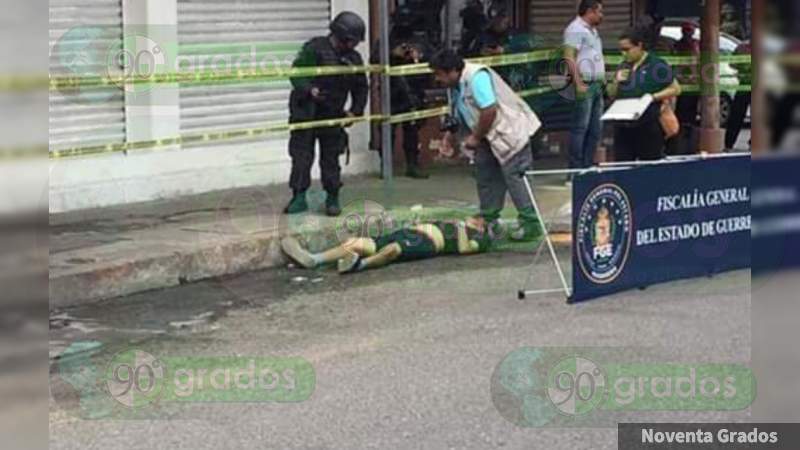Ejecutan a persona en plena calle en Zihuatanejo, Guerrero  - Foto 0 