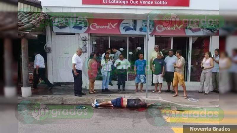 Ejecutan a persona en plena calle en Zihuatanejo, Guerrero  - Foto 1 