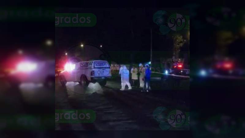 Matan a uno y hieren a otro frente a una escuela en Apatzingán - Foto 1 