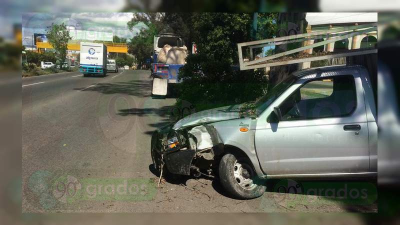 Morelia: Choca camioneta contra un árbol en la salida a Salamanca - Foto 1 