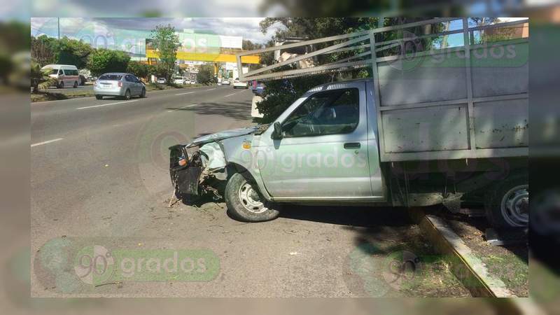 Morelia: Choca camioneta contra un árbol en la salida a Salamanca - Foto 2 