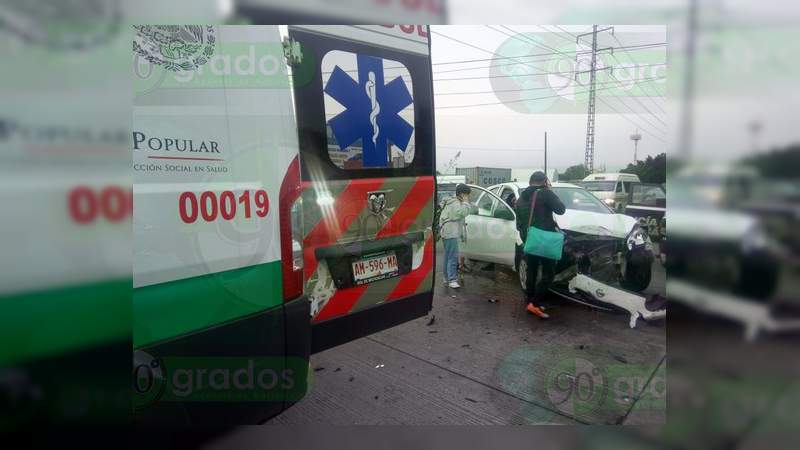 Chocan ambulancia y auto compacto en Morelia; una paciente lesionada - Foto 2 