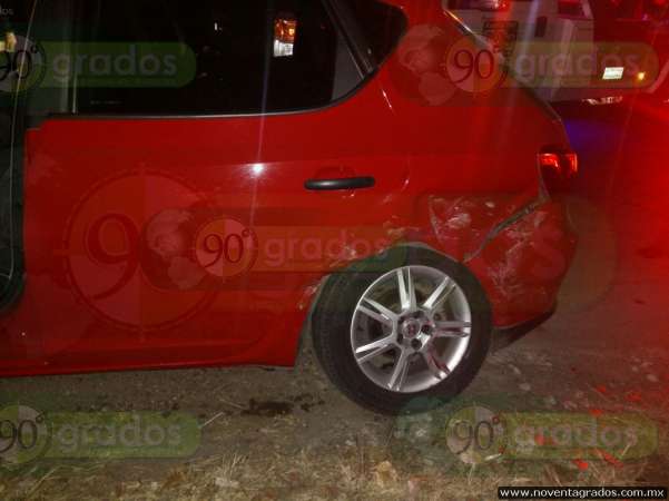 Daños materiales deja choque entre vehículos en Morelia - Foto 0 