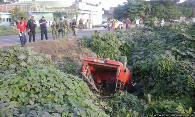 Ebrios abandonan camioneta tras volcarse en Apatzingán - Foto 1 