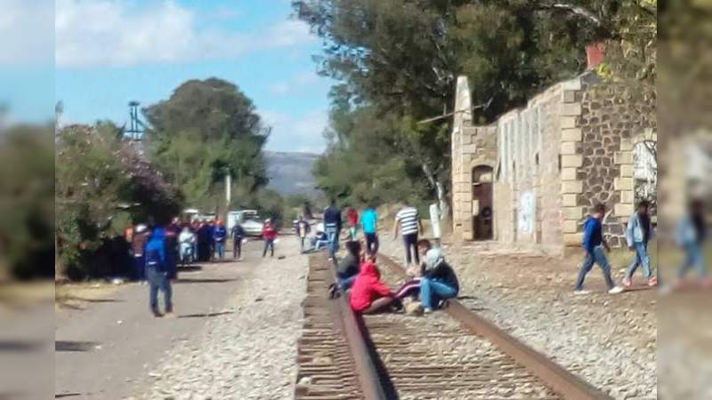 Bloquean las vías del tren en Tiripetío 