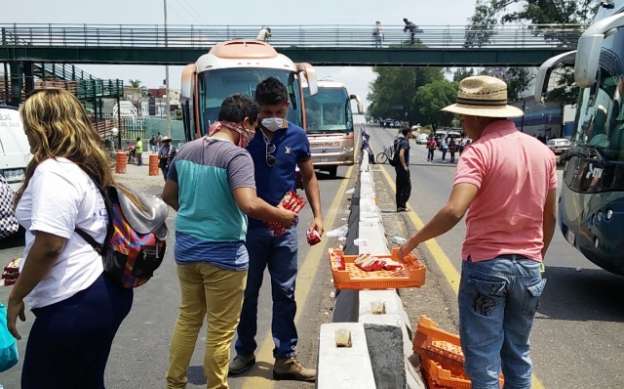 Normalistas bloquean carretera y saquean vehículos en Morelia - Foto 0 