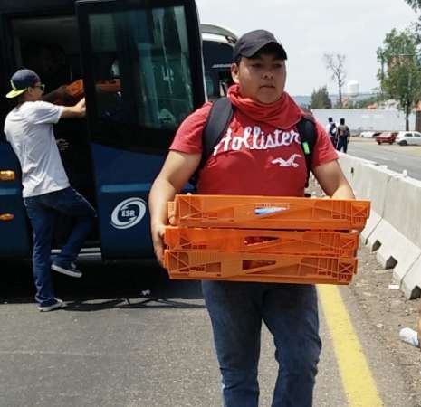 Normalistas bloquean carretera y saquean vehículos en Morelia - Foto 1 