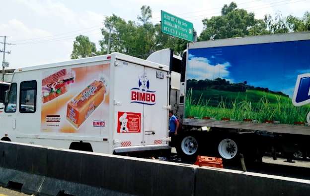 Normalistas bloquean carretera y saquean vehículos en Morelia - Foto 2 