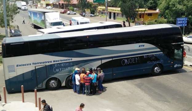 Normalistas bloquean carretera y saquean vehículos en Morelia - Foto 3 