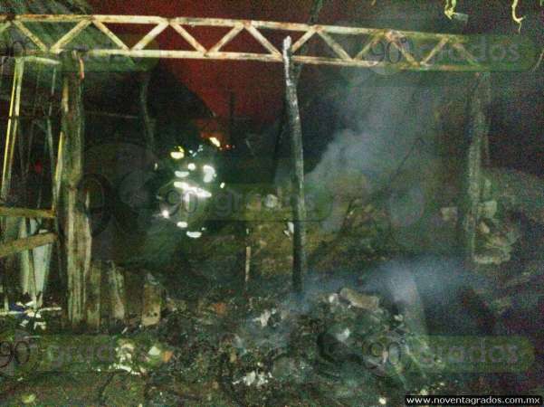 Incendio consume vivienda y ganado en Morelia - Foto 1 