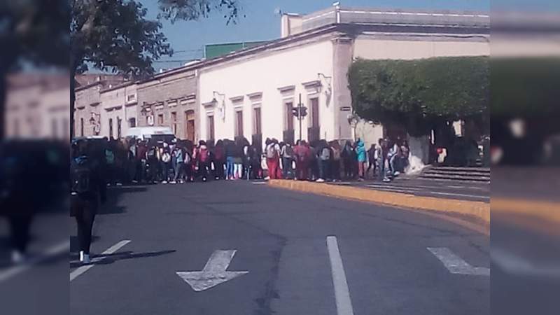 Normalistas bloquean avenida Acueducto a la altura de Las Taracas 