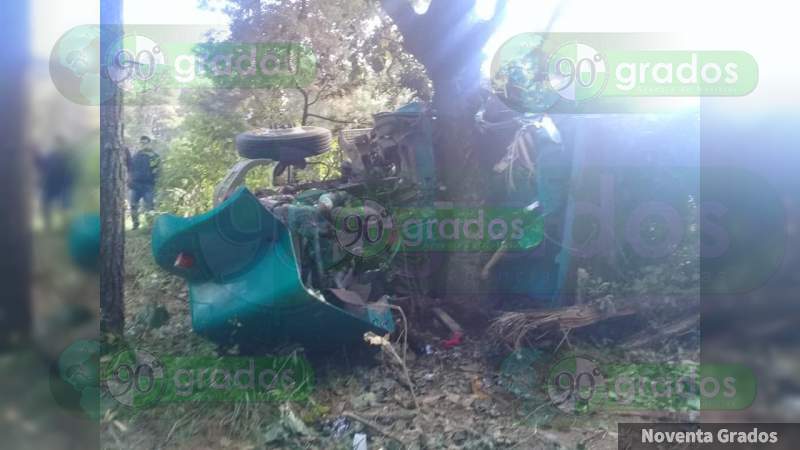 Muere prensado en su camión al impactarse contra un árbol en Uruapan  - Foto 0 