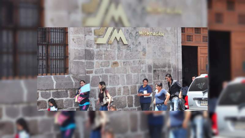 Secretaría de Salud de Michoacán dispersa nómina a trabajadores 