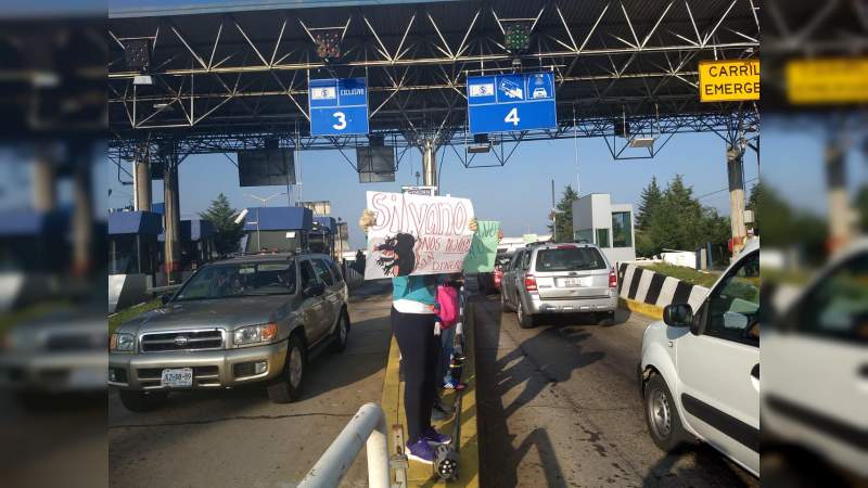 SUTCECYTEM toma casetas de cobro, exigen que Silvano Aureoles les pague su sueldo 
