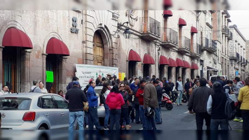 SUTCECYTEM se manifiesta frente al SAT en Morelia 