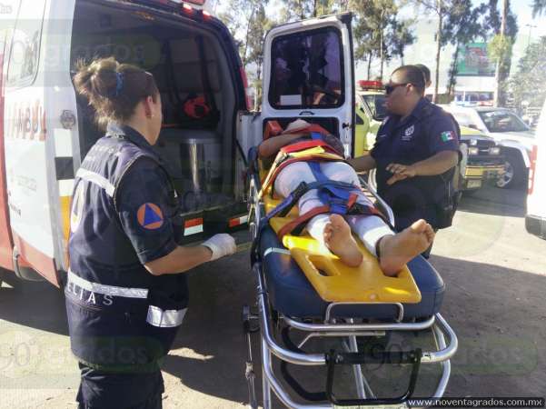 Ocho heridos tras accidentarse combi en Morelia - Foto 2 