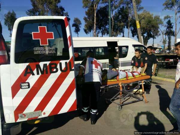 Ocho heridos tras accidentarse combi en Morelia - Foto 3 