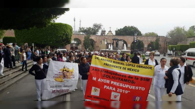 Empleados de la Secretaría de Salud marchan este miércoles en Morelia 