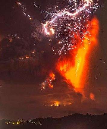 Evacuan a 70 mil personas por explosión de volcán en Chile 