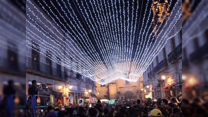 Las luces navideñas de Poncho Martínez son desechadas por Roberto Monroy 