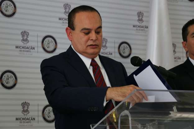 Director de Noventa Grados enfrenta a Procurador de Michoacán sobre agresiones a michoacanos y evade el tema 