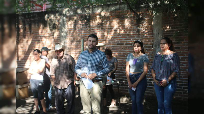 Octavio Ocampo entrega estufas ecológicas en Tiquicheo 