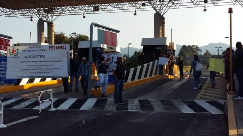 CECyTEM toma casetas de peaje en Michoacán 