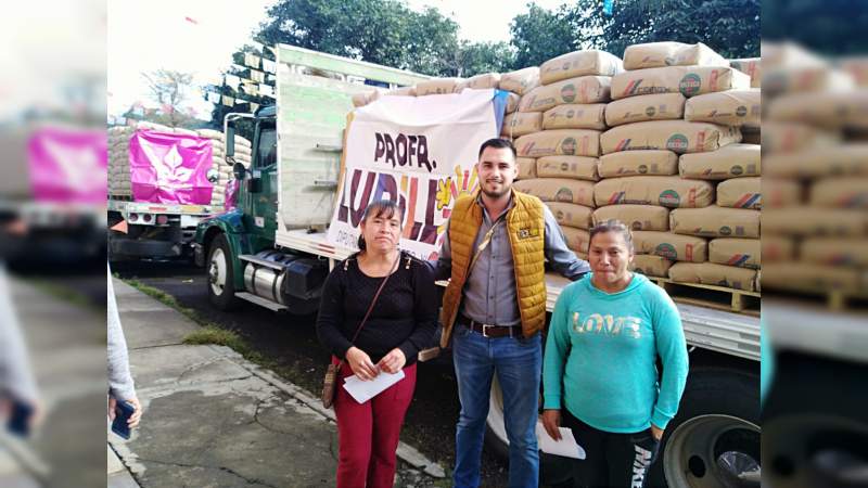 Lupillo Aguilera entrega apoyos en Lagunillas y Ziracuaretiro 