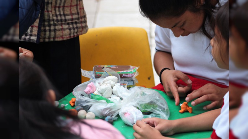 Niños y niñas elaboran nacimiento en la Bibliotequita del Bosque con figuras realizadas por ellos 