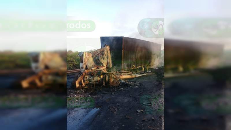 Chocan tráileres en la Autopista Siglo XXI y se incendia uno de ellos