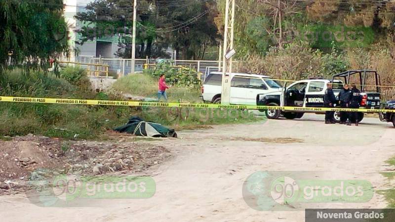 Abandonan un cadáver envuelto en una lona en Celaya, Guanajuato - Foto 1 
