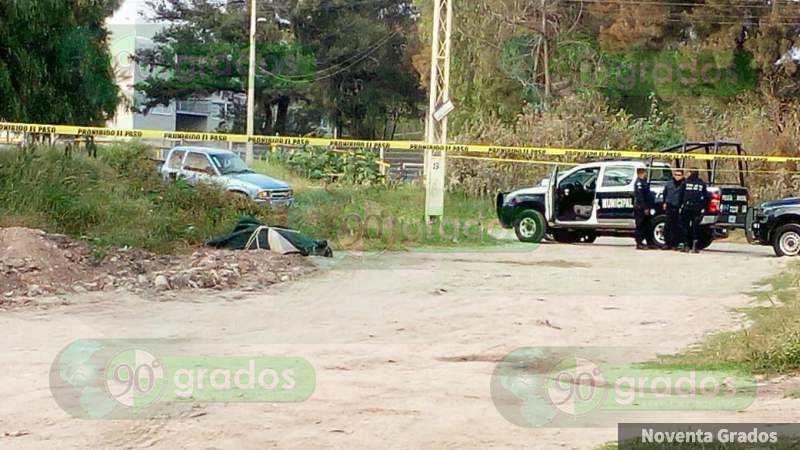 Abandonan un cadáver envuelto en una lona en Celaya, Guanajuato - Foto 2 