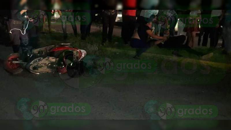 Muere joven al accidentarse en su moto en Apatzingán - Foto 0 