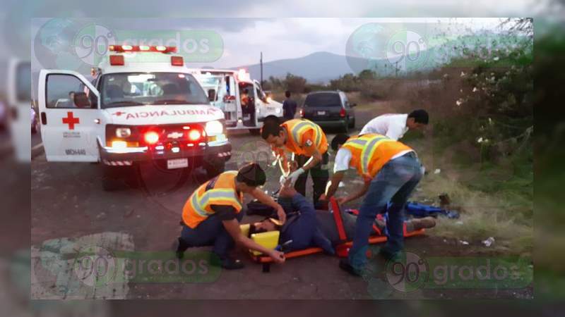 Dos heridos tras chocar camioneta contra un árbol en la carretera Zamora – Carapan - Foto 0 