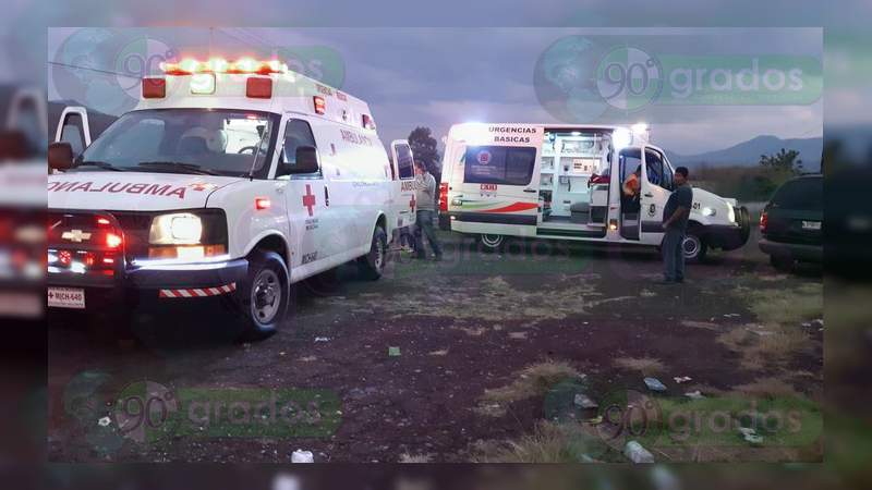 Dos heridos tras chocar camioneta contra un árbol en la carretera Zamora – Carapan - Foto 2 