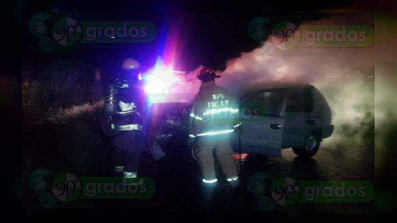Vuelca un auto y otro se incendia tras chocar en Zamora; hay un muerto y cuatro heridos - Foto 0 