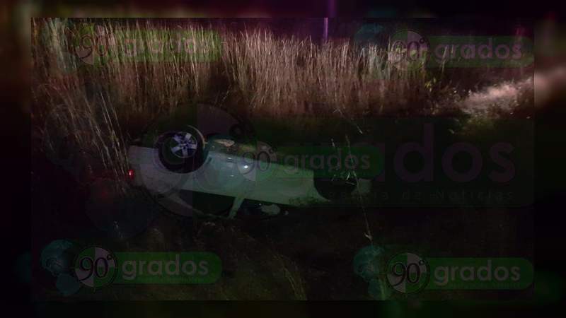 Vuelca un auto y otro se incendia tras chocar en Zamora; hay un muerto y cuatro heridos - Foto 1 