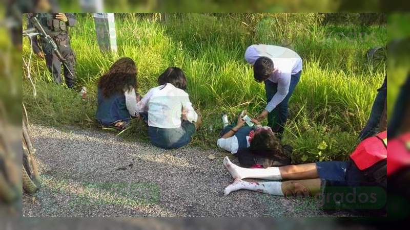 Choca y cae a barranco vehículo con estudiantes en Zihuatanejo; hay cinco jóvenes heridas - Foto 0 