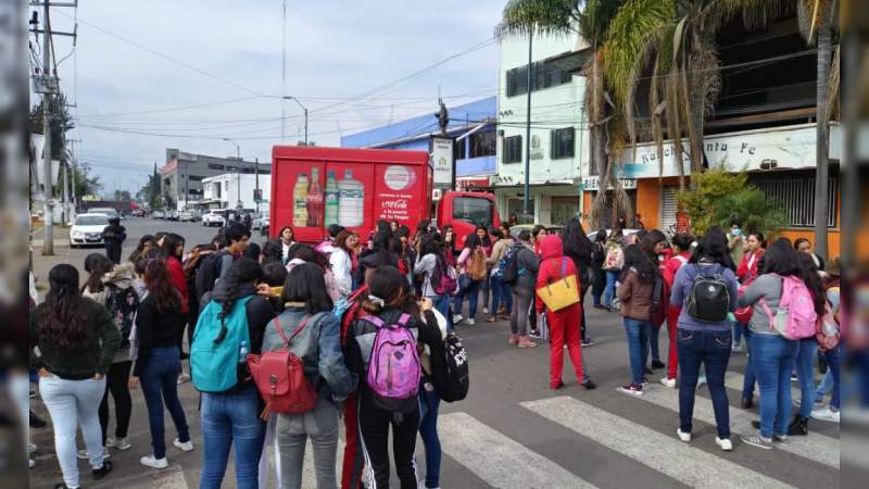 Normalistas bloquean avenida Siervo de la Nación en Morelia 