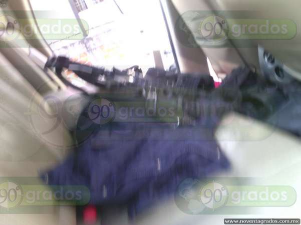 Abandonan camioneta y hallan armamento tras persecución en Zamora - Foto 5 
