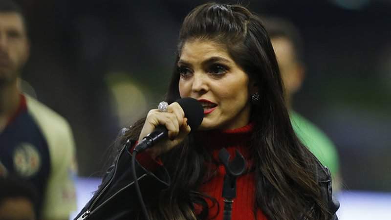 Ana Bárbara cambia la letra del Himno Nacional 