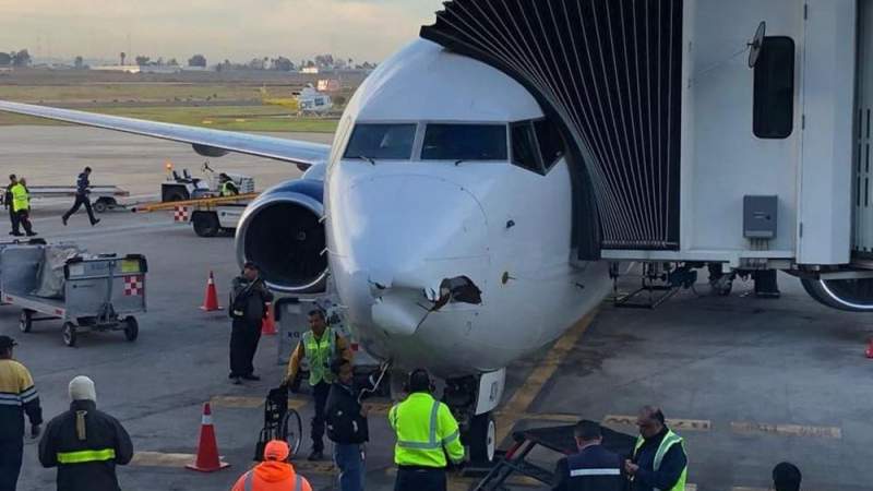 Avión de Aeroméxico chocó contra un objeto extraño 